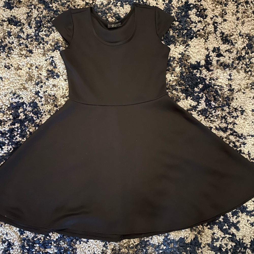 Chic Black Casual Dress with Flowy Silhouette